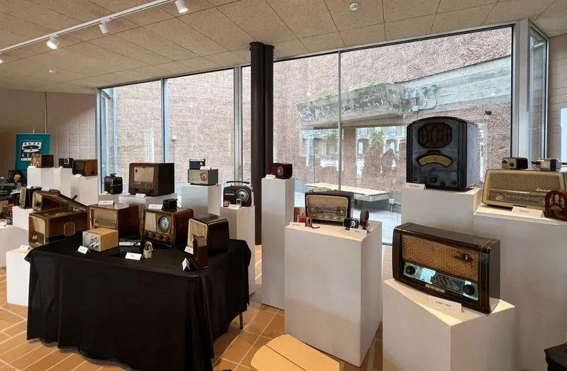 Exposición Homenaje al centenario de la adio y al 16º aniversario del programa 'Menuda Voz' que realizan los escolares de Carbajosa 