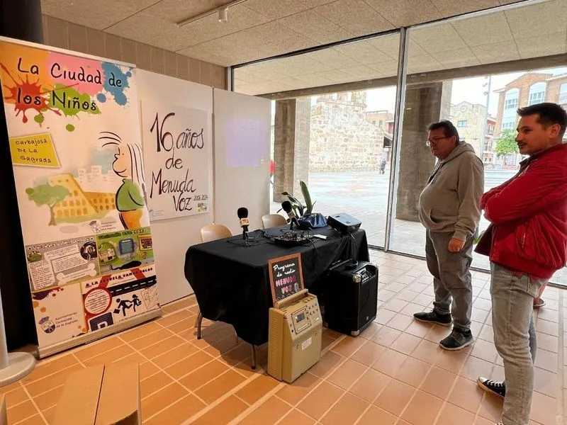 Exposición Homenaje al centenario de la adio y al 16º aniversario del programa 'Menuda Voz' que realizan los escolares de Carbajosa 
