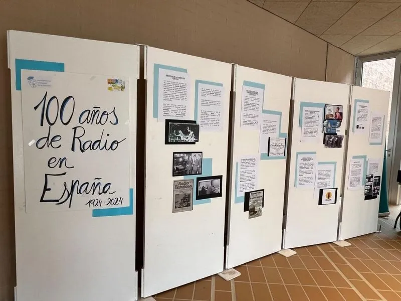 Exposición Homenaje al centenario de la adio y al 16º aniversario del programa 'Menuda Voz' que realizan los escolares de Carbajosa 