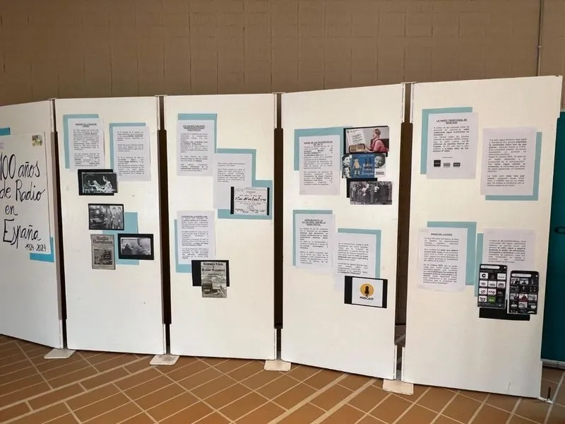 Exposición Homenaje al centenario de la adio y al 16º aniversario del programa 'Menuda Voz' que realizan los escolares de Carbajosa 