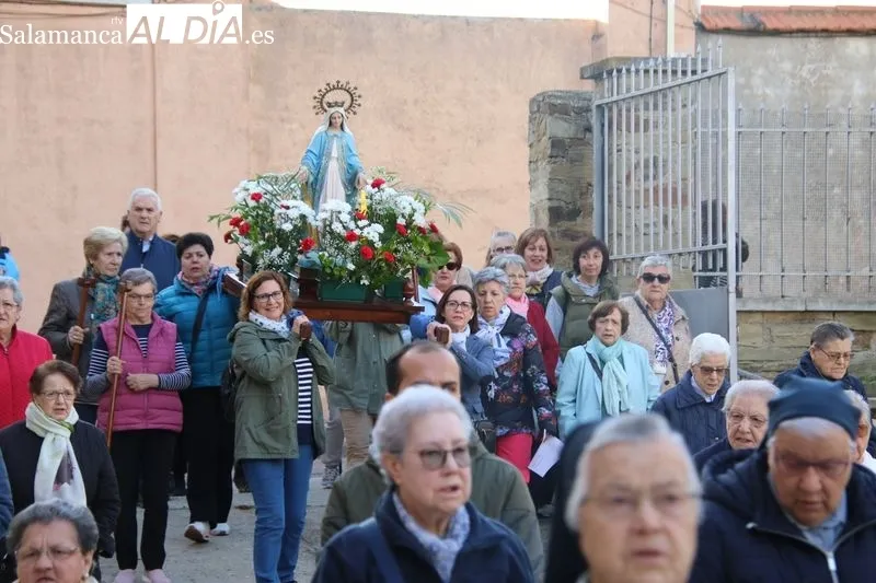 Foto 11 - La procesi&oacute;n de la Virgen Milagrosa recorre las calles de Alba de Tormes