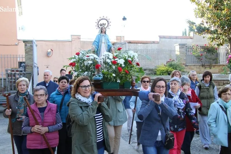 Foto 10 - La procesi&oacute;n de la Virgen Milagrosa recorre las calles de Alba de Tormes