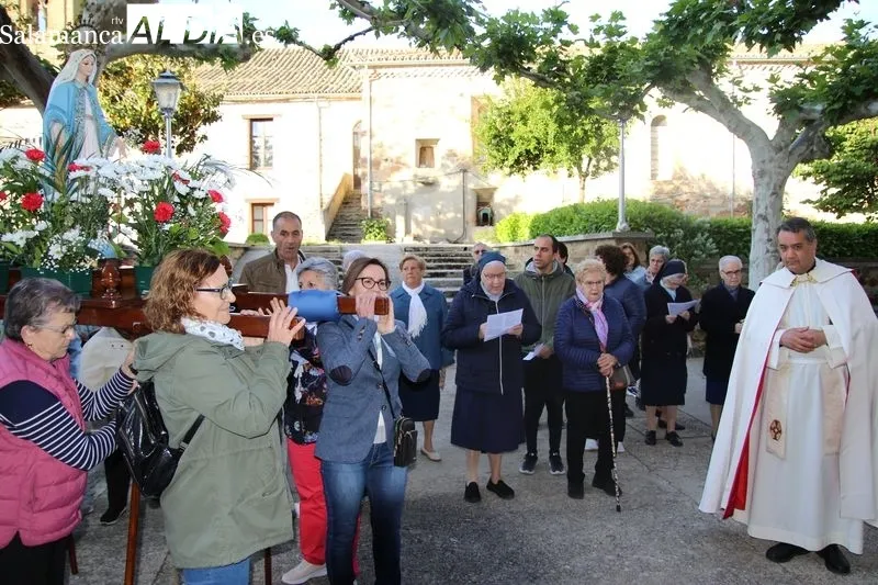 Foto 8 - La procesi&oacute;n de la Virgen Milagrosa recorre las calles de Alba de Tormes