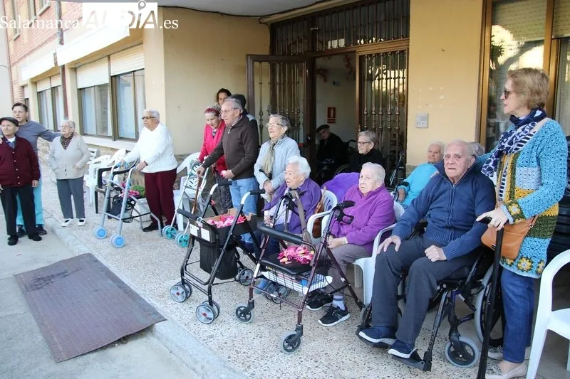 Foto 6 - La procesi&oacute;n de la Virgen Milagrosa recorre las calles de Alba de Tormes