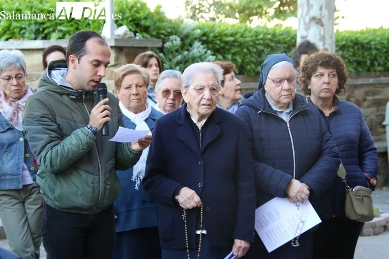 Foto 4 - La procesi&oacute;n de la Virgen Milagrosa recorre las calles de Alba de Tormes