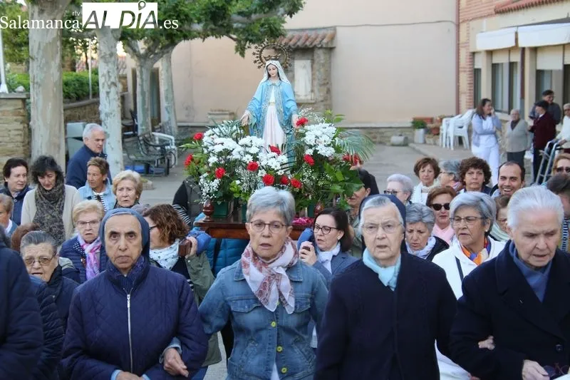 Foto 3 - La procesi&oacute;n de la Virgen Milagrosa recorre las calles de Alba de Tormes