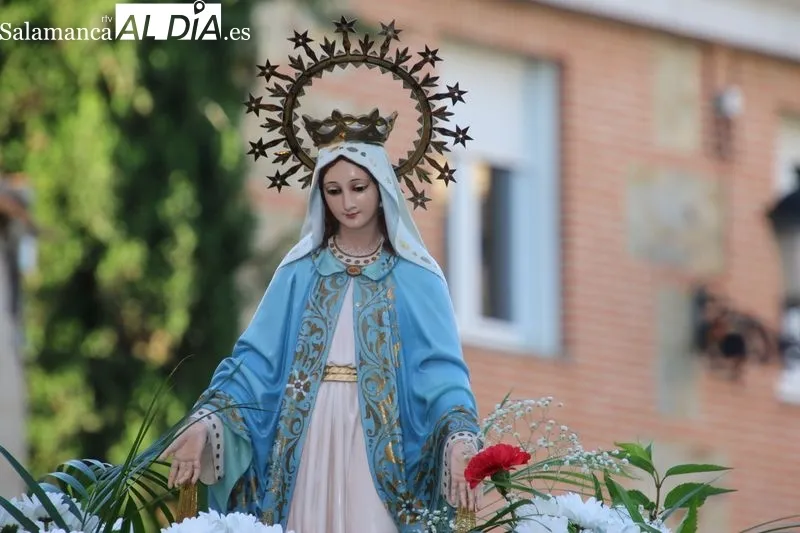 Foto 2 - La procesi&oacute;n de la Virgen Milagrosa recorre las calles de Alba de Tormes