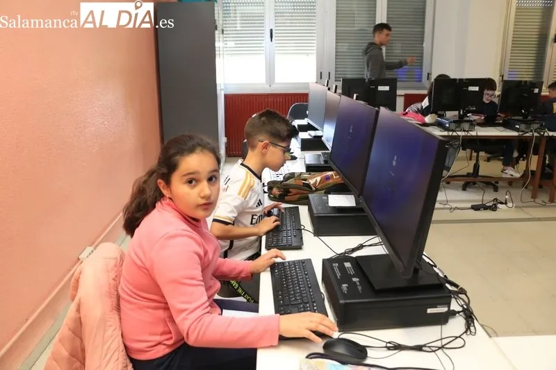 Taller sobre IA impartido en el CEIP Manuel Moreno Blanco, de Vitigudino, a través del programa Provincia Universitaria / CORRAL