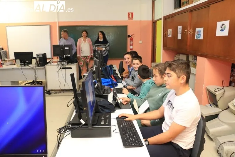 Taller sobre IA impartido en el CEIP Manuel Moreno Blanco, de Vitigudino, a través del programa Provincia Universitaria / CORRAL