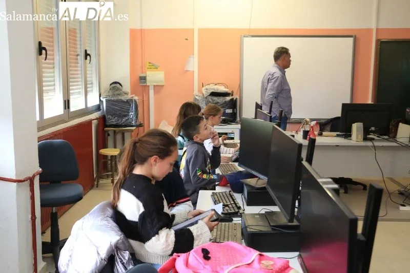 Taller sobre IA impartido en el CEIP Manuel Moreno Blanco, de Vitigudino, a través del programa Provincia Universitaria / CORRAL