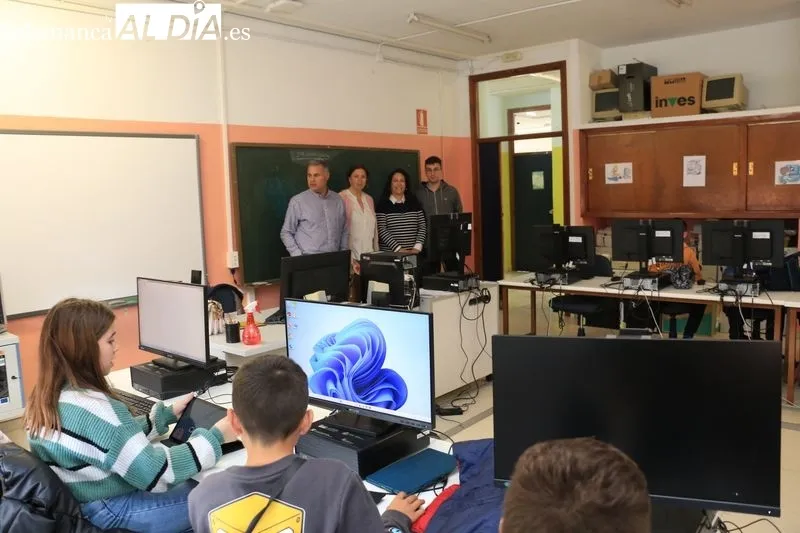 Taller sobre IA impartido en el CEIP Manuel Moreno Blanco, de Vitigudino, a través del programa Provincia Universitaria / CORRAL