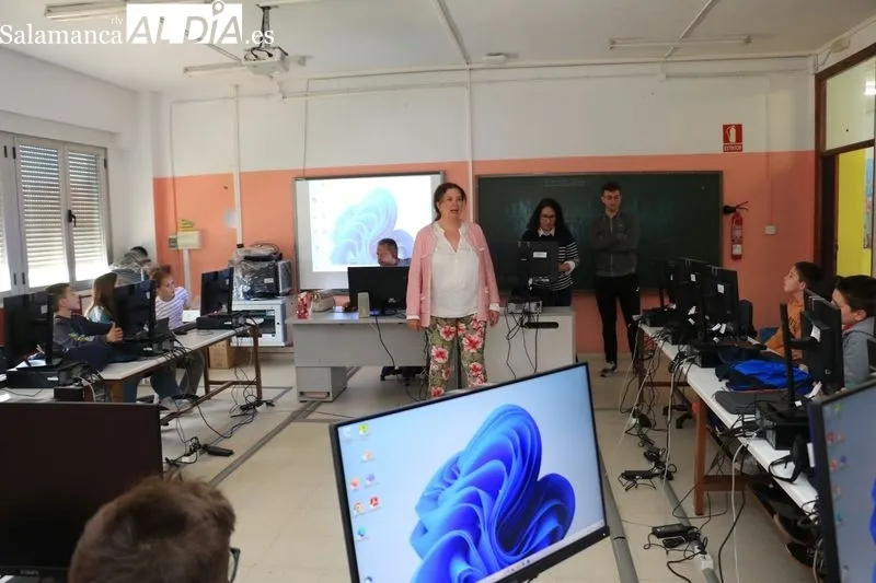 Taller sobre IA impartido en el CEIP Manuel Moreno Blanco, de Vitigudino, a través del programa Provincia Universitaria / CORRAL