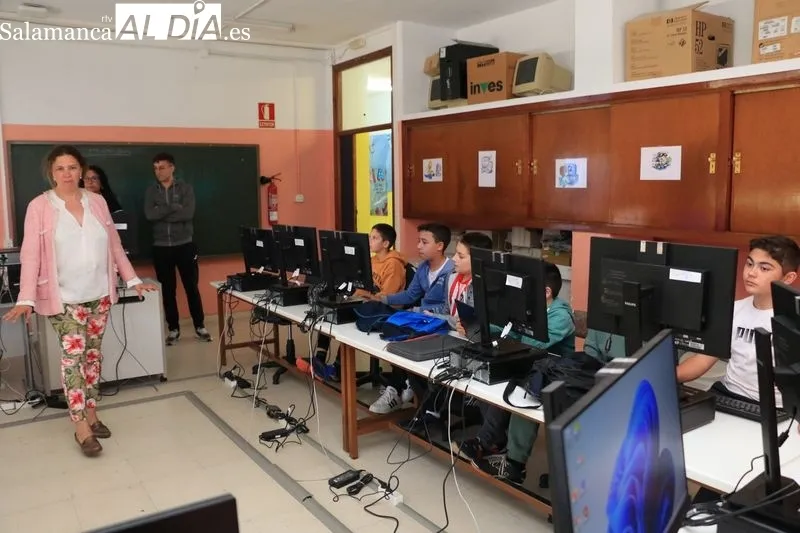 Taller sobre IA impartido en el CEIP Manuel Moreno Blanco, de Vitigudino, a través del programa Provincia Universitaria / CORRAL