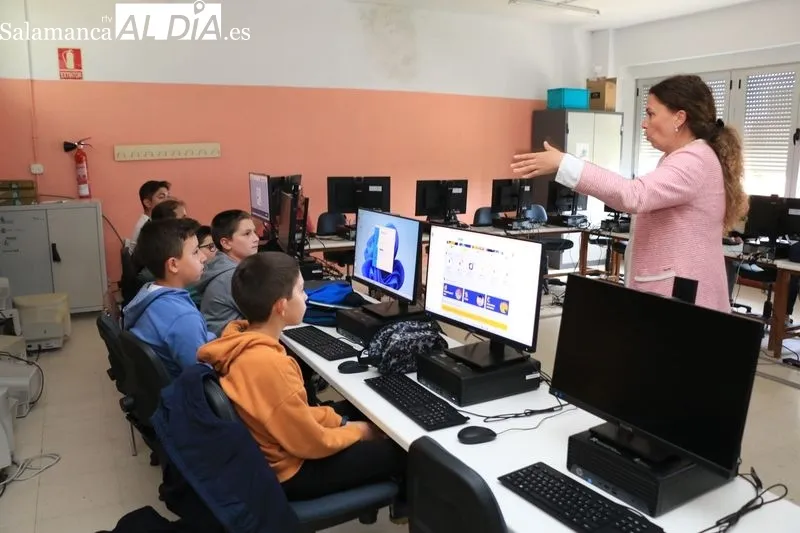 Taller sobre IA impartido en el CEIP Manuel Moreno Blanco, de Vitigudino, a través del programa Provincia Universitaria / CORRAL