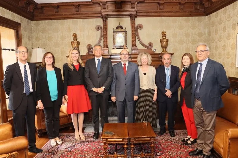 El embajador de la República de Italia en España, Giuseppe Buccino, junto a representantes de la Universidad de Salamanca. Foto: USAL