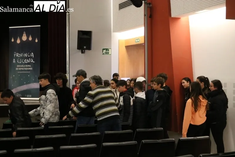 Actuación de Félix Albo para los alumnos del IES Ramos del Manzano de Vitigudino 