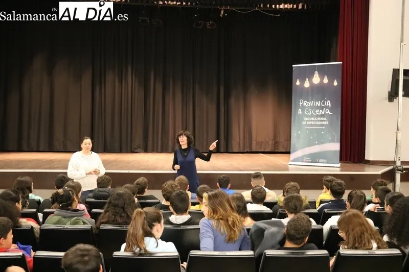Actuación de Félix Albo para los alumnos del IES Ramos del Manzano de Vitigudino 