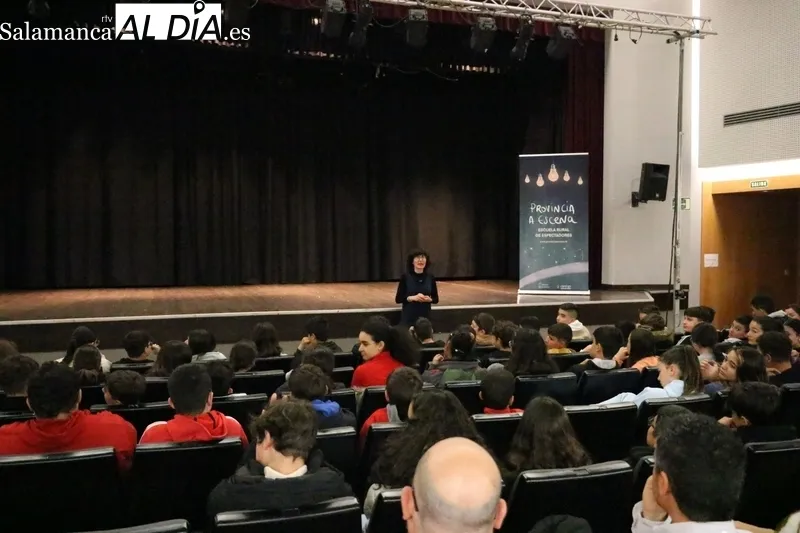 Actuación de Félix Albo para los alumnos del IES Ramos del Manzano de Vitigudino 