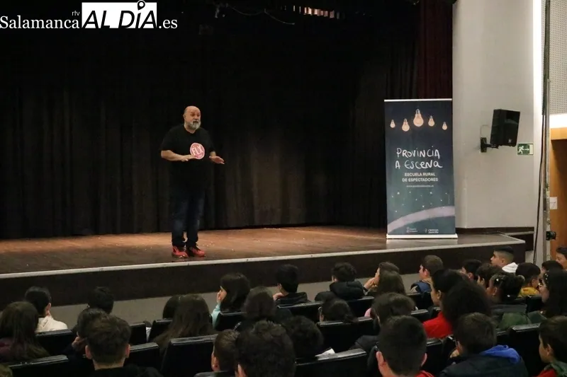 Actuación de Félix Albo para los alumnos del IES Ramos del Manzano de Vitigudino 