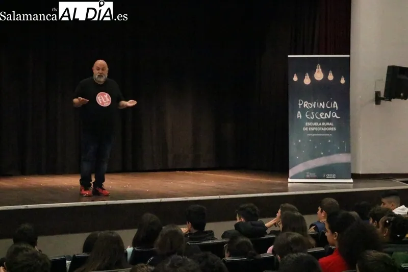 Actuación de Félix Albo para los alumnos del IES Ramos del Manzano de Vitigudino 