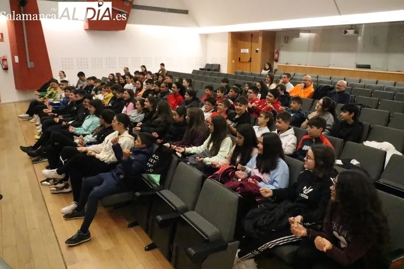 Actuación de Félix Albo para los alumnos del IES Ramos del Manzano de Vitigudino 