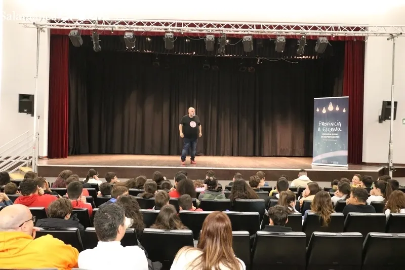 Actuación de Félix Albo para los alumnos del IES Ramos del Manzano de Vitigudino 