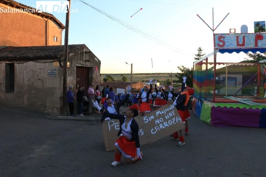 Divertido desfile de peñas y carrozas / CORRAL 