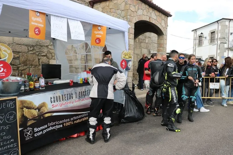 Foto 7 - Cientos de aficionados a las dos ruedas vibran en Cip&eacute;rez con una exhibici&oacute;n de acrobacias