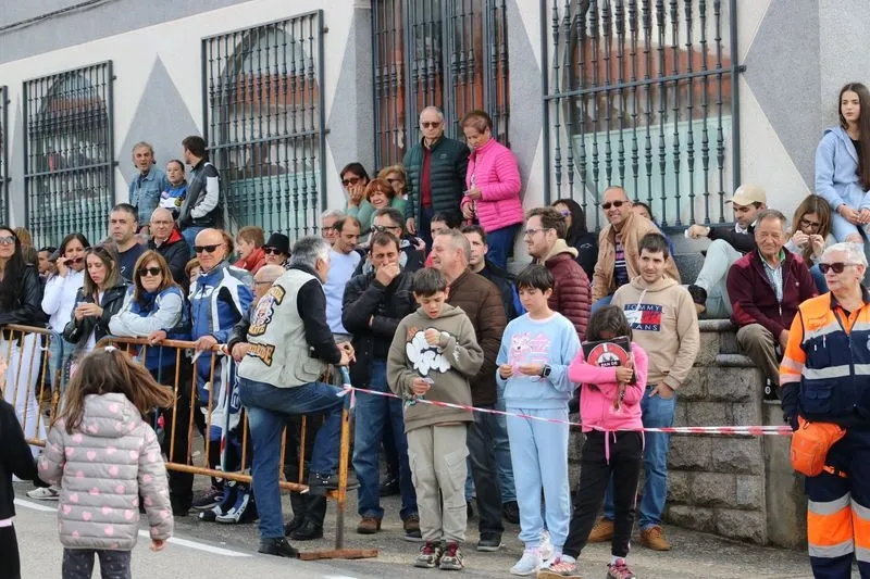 Foto 9 - Cientos de aficionados a las dos ruedas vibran en Cip&eacute;rez con una exhibici&oacute;n de acrobacias