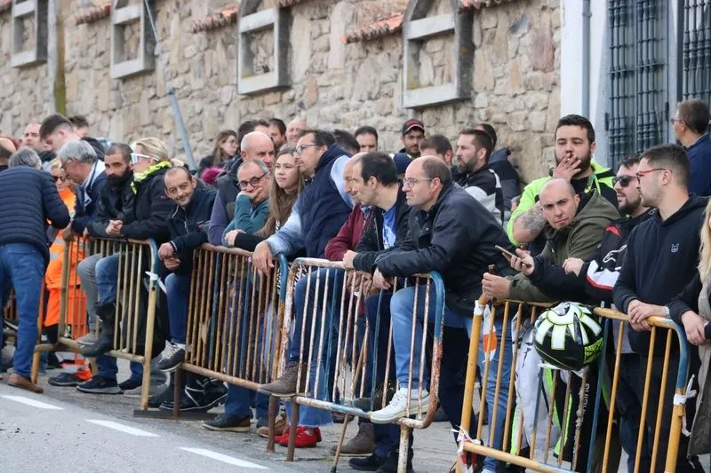 Foto 10 - Cientos de aficionados a las dos ruedas vibran en Cip&eacute;rez con una exhibici&oacute;n de acrobacias