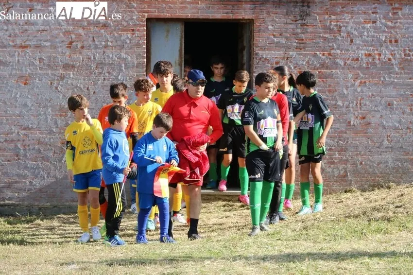 El campo de fútbol de Vitigudino volvía a tener el gran ambiente deportivo de hace siete años / CORRAL