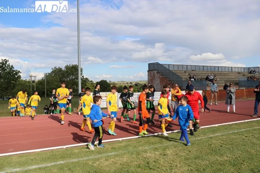 El campo de fútbol de Vitigudino volvía a tener el gran ambiente deportivo de hace siete años / CORRAL