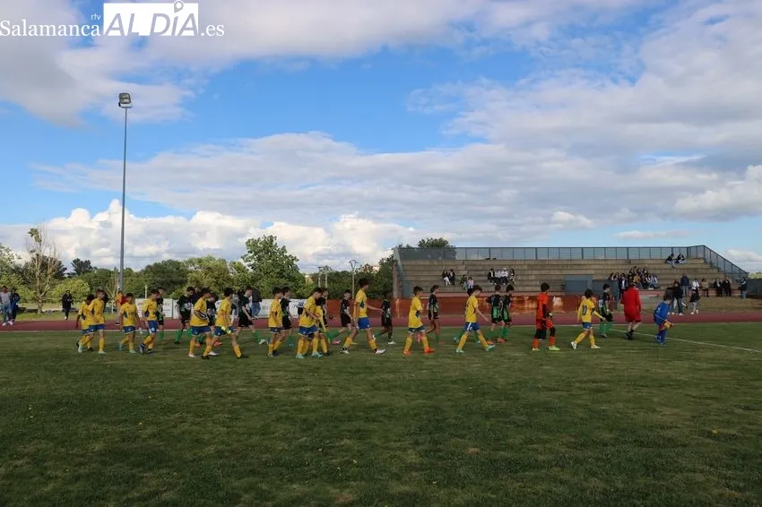 El campo de fútbol de Vitigudino volvía a tener el gran ambiente deportivo de hace siete años / CORRAL