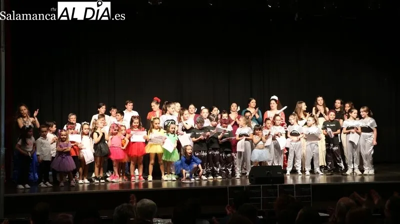 Actuación fin de curso de la escuela de baile Alborea en Vitigudino / CORRAL 