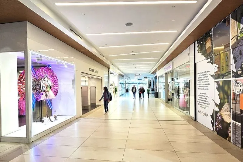 El Centro Comercial El Tormes abre un nuevo establecimiento de la reconocida marca de moda KOKER