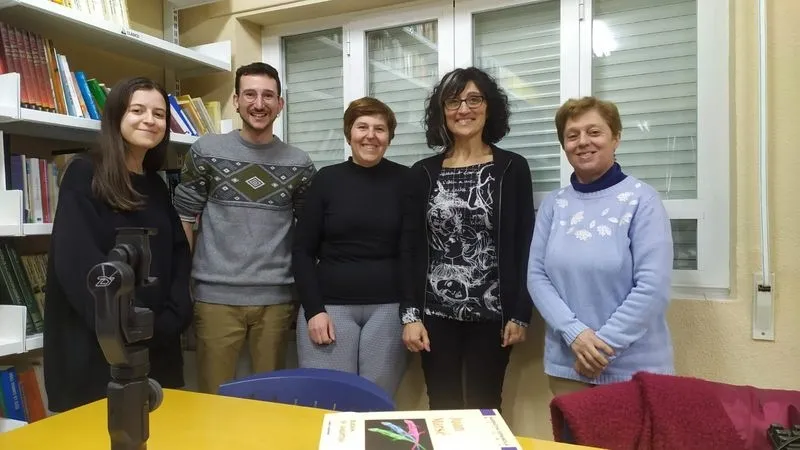 El libro y la exposición “Las (In)visibles de Pizarrales” destacan la vida de quince vecinas del barrio.