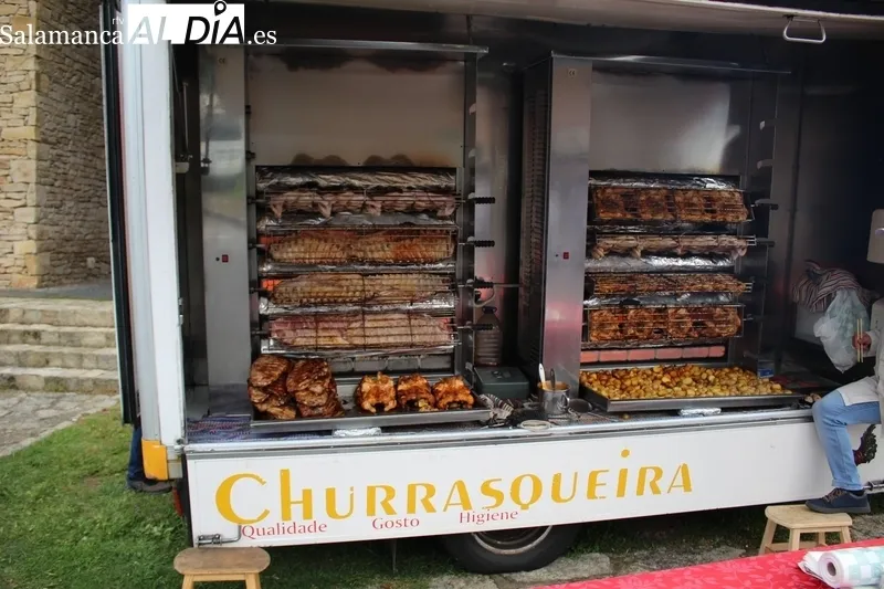 Grana afluencia de público a pesar de lo desapacible del día, ventoso y con algún chubasco / SILVESTRE