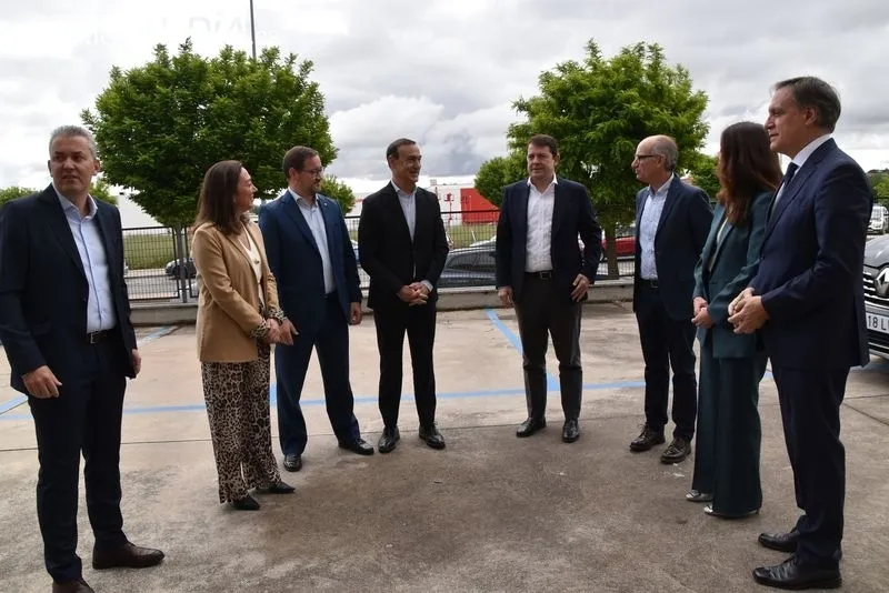 Visita de Alfonso Fernández Mañueco, presidente de CyL, al Centro de Alto Rendimiento de NTT DATA en Carbajosa de la Sagrada, Salamanca. Foto: Vanesa Martins
