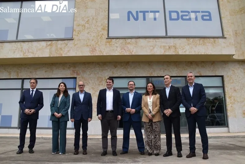 Visita de Alfonso Fernández Mañueco, presidente de CyL, al Centro de Alto Rendimiento de NTT DATA en Carbajosa de la Sagrada, Salamanca. Foto: Vanesa Martins