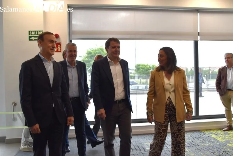 Visita de Alfonso Fernández Mañueco, presidente de CyL, al Centro de Alto Rendimiento de NTT DATA en Carbajosa de la Sagrada, Salamanca. Foto: Vanesa Martins