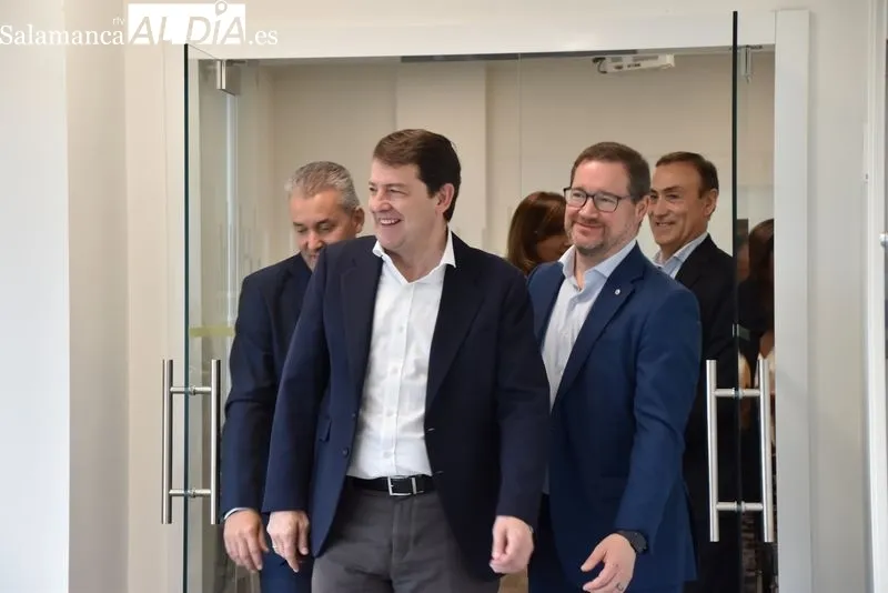Visita de Alfonso Fernández Mañueco, presidente de CyL, al Centro de Alto Rendimiento de NTT DATA en Carbajosa de la Sagrada, Salamanca. Foto: Vanesa Martins