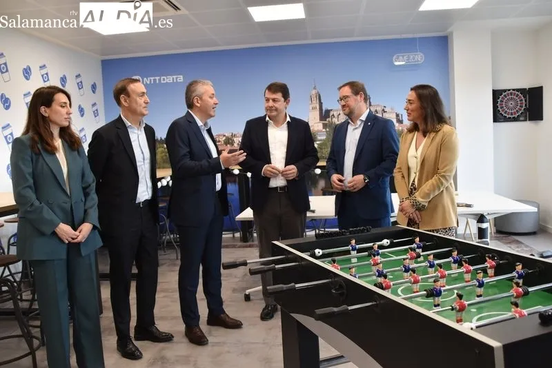 Visita de Alfonso Fernández Mañueco, presidente de CyL, al Centro de Alto Rendimiento de NTT DATA en Carbajosa de la Sagrada, Salamanca. Foto: Vanesa Martins