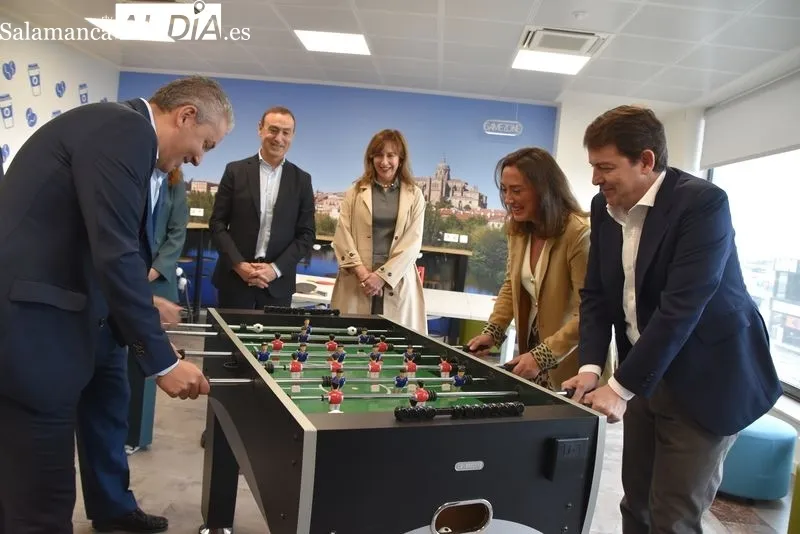 Visita de Alfonso Fernández Mañueco, presidente de CyL, al Centro de Alto Rendimiento de NTT DATA en Carbajosa de la Sagrada, Salamanca. Foto: Vanesa Martins