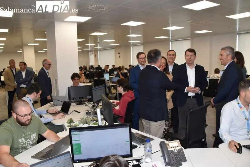 Visita de Alfonso Fernández Mañueco, presidente de CyL, al Centro de Alto Rendimiento de NTT DATA en Carbajosa de la Sagrada, Salamanca. Foto: Vanesa Martins