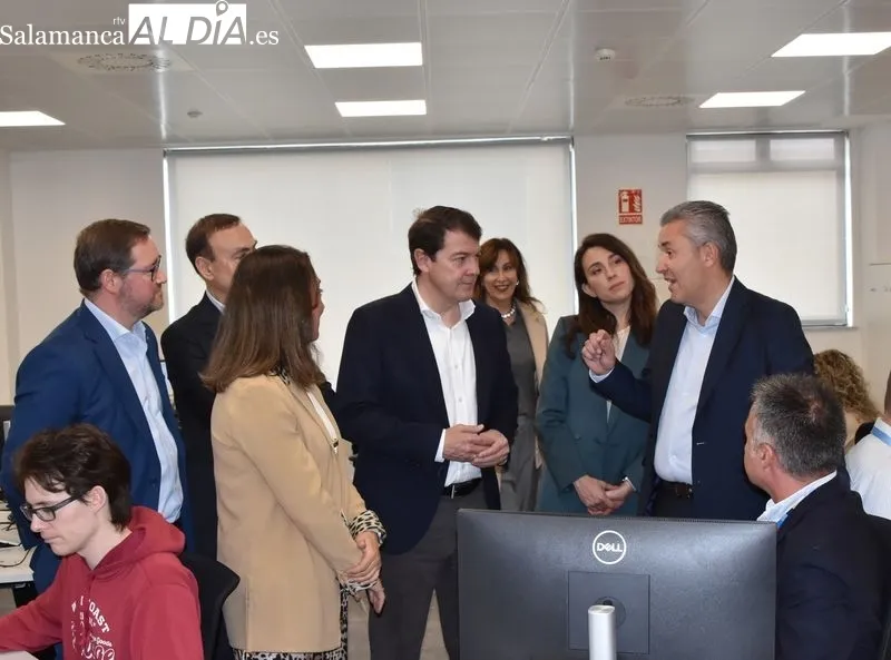 Visita de Alfonso Fernández Mañueco, presidente de CyL, al Centro de Alto Rendimiento de NTT DATA en Carbajosa de la Sagrada, Salamanca. Foto: Vanesa Martins