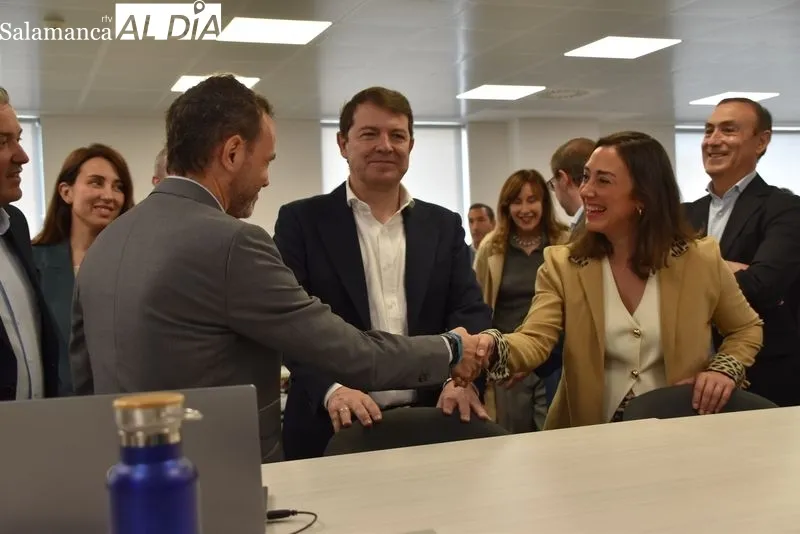 Visita de Alfonso Fernández Mañueco, presidente de CyL, al Centro de Alto Rendimiento de NTT DATA en Carbajosa de la Sagrada, Salamanca. Foto: Vanesa Martins