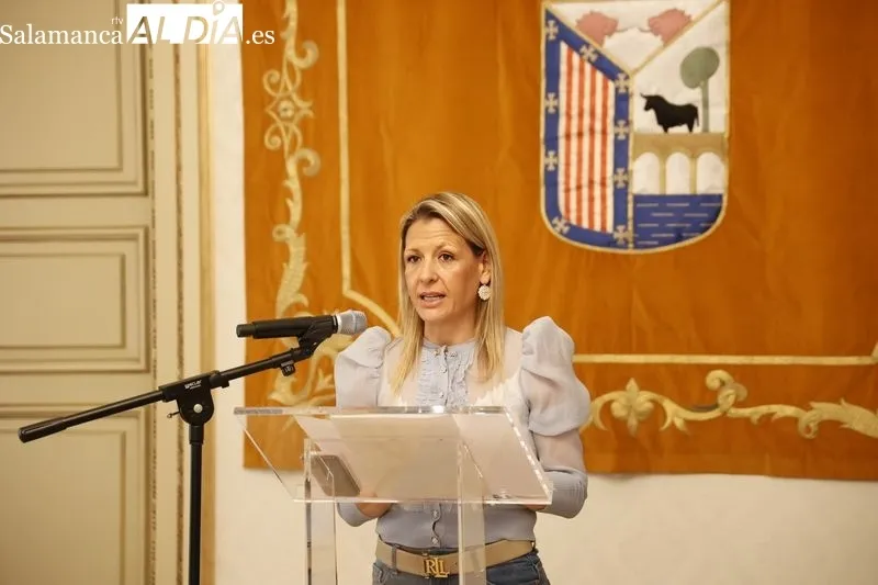 La concejala de Medio Ambiente y Bienestar Animal del Ayuntamiento de Salamanca, María José Coca, ha presentado hoy una campaña para promover la adopción responsable de animales. Foto: David Sañudo