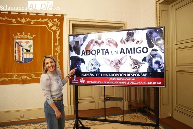 La concejala de Medio Ambiente y Bienestar Animal del Ayuntamiento de Salamanca, María José Coca, ha presentado hoy una campaña para promover la adopción responsable de animales. Foto: David Sañudo