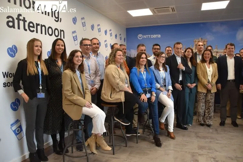 Visita de Alfonso Fernández Mañueco, presidente de CyL, al Centro de Alto Rendimiento de NTT DATA en Carbajosa de la Sagrada, Salamanca. Foto: Vanesa Martins