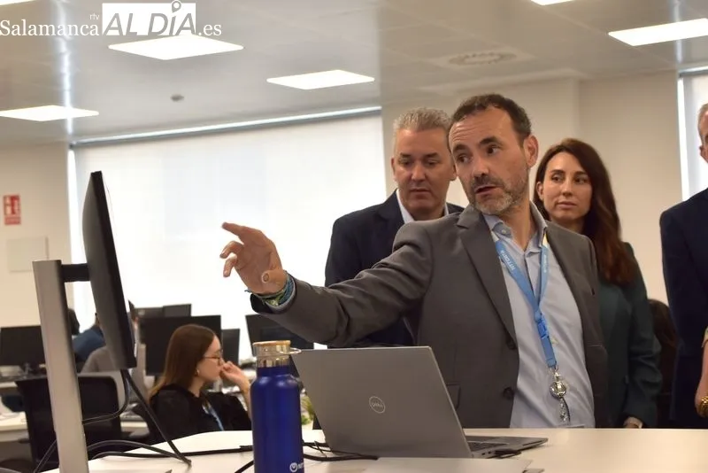 Visita de Alfonso Fernández Mañueco, presidente de CyL, al Centro de Alto Rendimiento de NTT DATA en Carbajosa de la Sagrada, Salamanca. Foto: Vanesa Martins